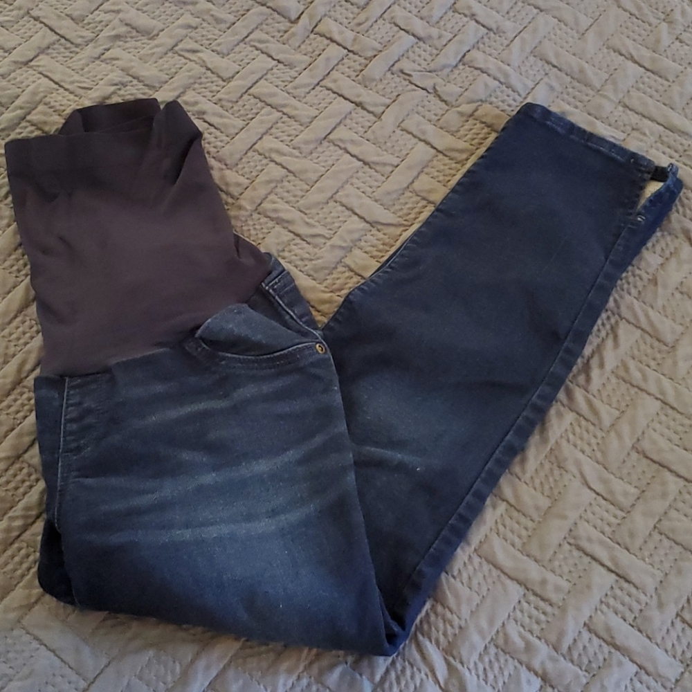 Crop maternity jeans, ankle length.